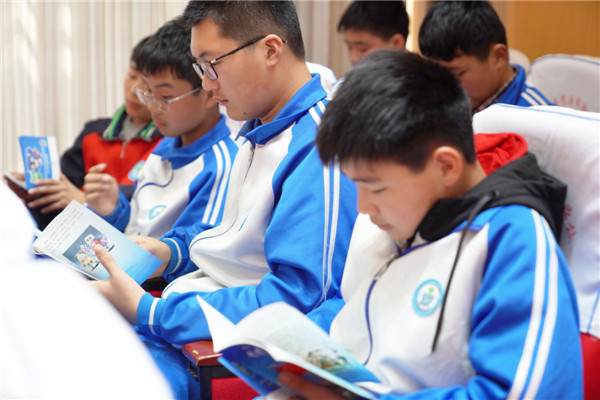 06同学们认真学习安全教育手册_副本_副本.jpg